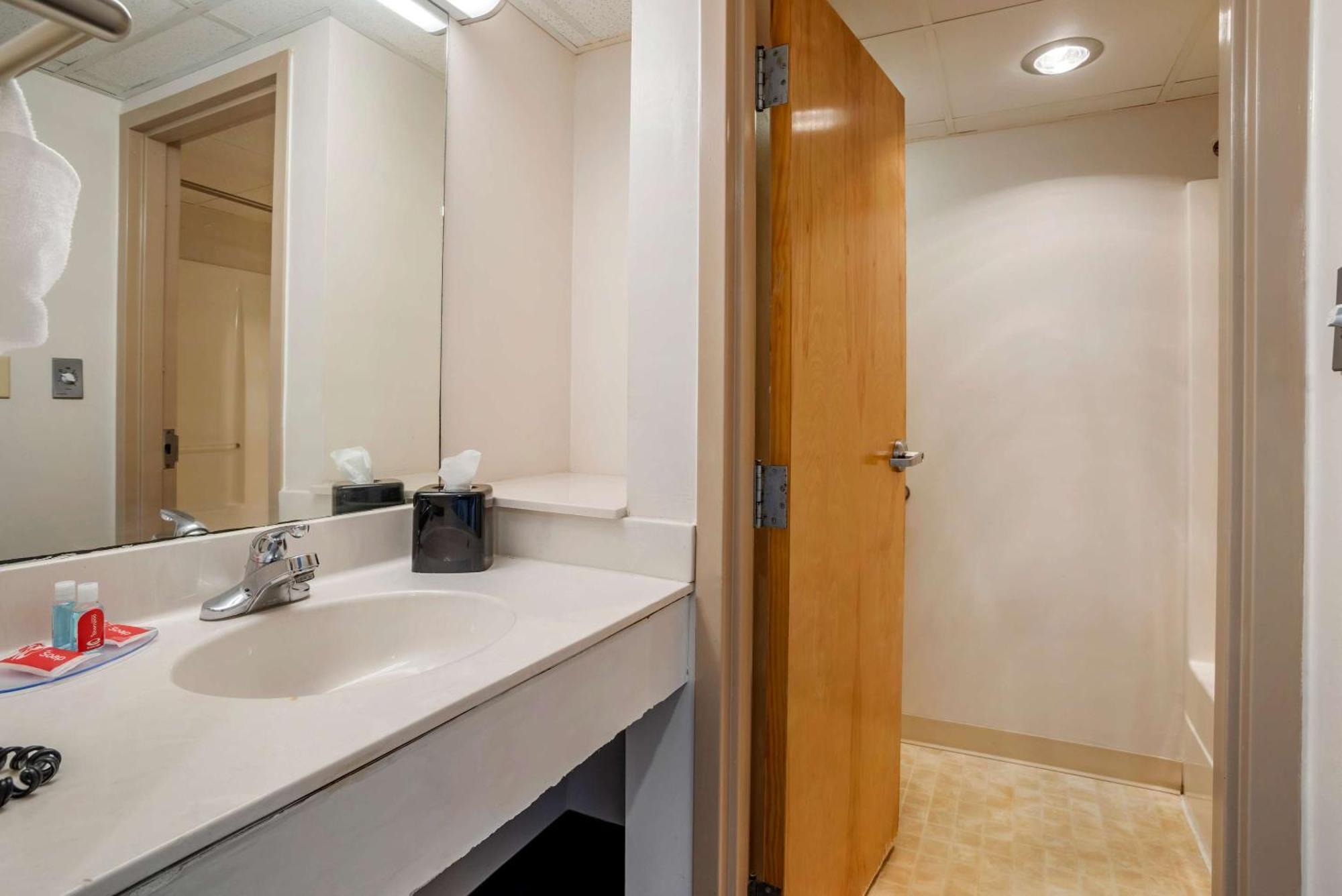 Econo Lodge Inn & Suites Рехобот Бич Экстерьер фото